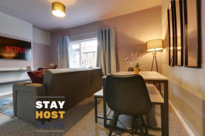 3 Bed Apartment - Close to City Centre with FREE Parking & Sky Sports, Ideal Base for Workers & Groups - Hosted by Stay Host Save
